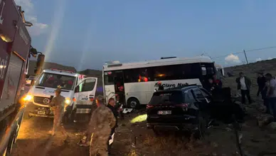 Şırnak'ta yolcu otobüsü ile otomobil çarpıştı: 1'i ağır 4 yaralı