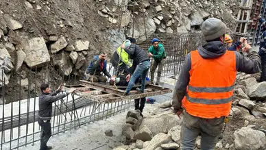 Rize'de beton kalıbı çöktü: 5 işçi enkaz altında kaldı