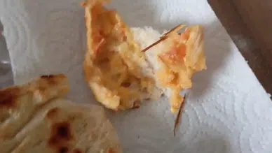 Elazığ'da ekmeğin içinden odun parçaları çıktı!