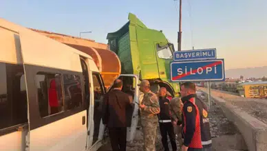 Şırnak'ta öğrenci servisi ile tanker çarpıştı: Çok sayıda yaralı var!