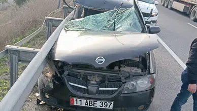 Bilecik'te otomobil bariyerlere çarptı: 1 kişi yaralandı!