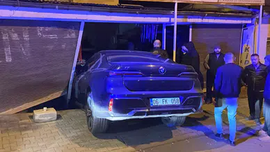 Sivas’ta fren yerine gaza basan sürücü markete daldı!