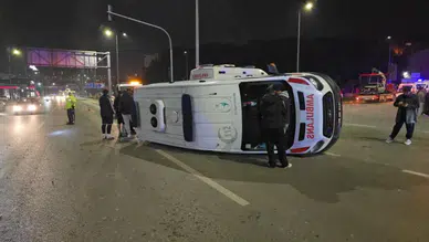 Karabük'te otomobille çarpışan ambulans devrildi: 3 yaralı