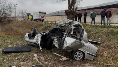 Tokat'ta kaza: Ağaca çarpan otomobil ikiye bölündü, sürücü ağır yaralı
