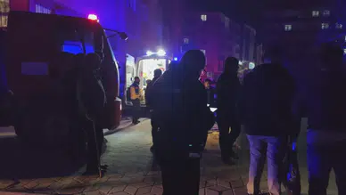 Van Erciş'te apartman yangını: 15 kişi dumandan etkilendi