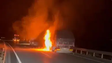 Erzincan'da tır alevlere teslim oldu