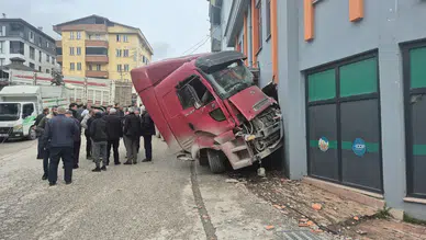 Düzce'de park halindeki tır dehşet saçtı: 4 araç ile markete çarptı!