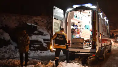 Bitlis'te 7 aylık bebek için seferberlik: Kar nedeniyle kapanan yollar açıldı