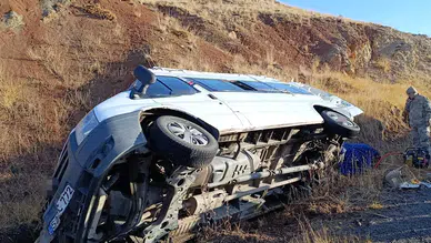 Erzurum'da öğretmenleri taşıyan servis minibüsü devrildi: Çok sayıda yaralı var