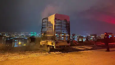 Niğde'de park halindeki kamyonet alev alev yandı: Araç demir yığınına döndü