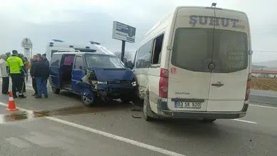 Afyonkarahisar'da 2 minibüs çarpıştı: 7 kişi yaralandı!