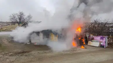 Elazığ'da feci yangın! Odunluk deposu alev aldı