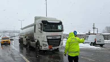 Bolu Dağı'nda kar esareti: Ağır tonajlı araçların geçişine izin verilmiyor!