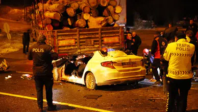 Kastamonu'da otomobil, tırın dorsesine çarptı: 1 ölü, 2 ağır yaralı