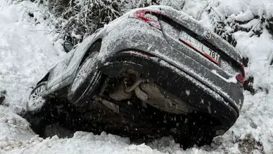 Düzce'de otomobil kanala uçtu: 5'i çocuk 8 kişi yaralandı