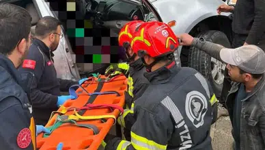 Denizli'de kontrolden çıkan otomobil ağaca çarptı: 1 ölü, 1 yaralı