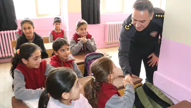Ağrı polisinden yürek ısıtan destek: Köy çocuklarına kışlık yardım