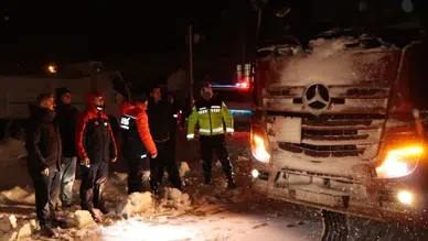 Kastamonu’da kar nedeniyle yolda kalan sürücülere ikram