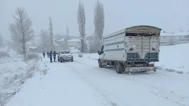 Tokat'ta yoğun kar yağışı ulaşımı engelledi!