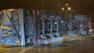 Osmaniye’de mısır yüklü kamyon devrildi: Sürücü yaralandı