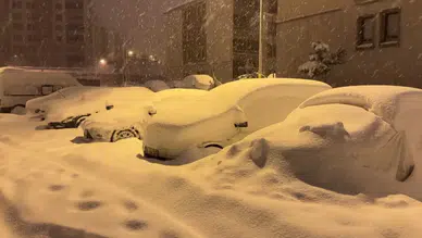Yüksekova'da kar kalınlığı 40 santimetreyi geçti: Evler ve araçlar kara gömüldü