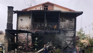 Yangında patlayan tüp, evi kullanılmaz hale getirdi