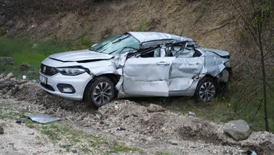 Burdur'da kayan tır dorsesi otomobile çarptı: 4 yaralı