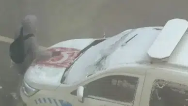 Ortaokul öğrencisinden takdir toplayan hareket: Türk bayrağının üzerindeki karı temizledi!