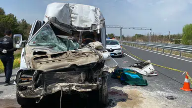 Denizli'de korkunç kaza: Minibüs tıra çarptı! 1 ölü