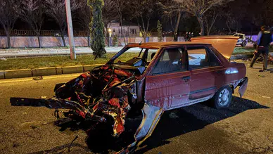Elazığ'da korkunç kaza: Otomobil ile kamyonet çarpıştı, yangın çıktı!
