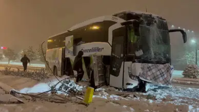 Erzincan’da korkunç kaza: Karda kayan yolcu otobüsü aydınlatma direğine çarptı!