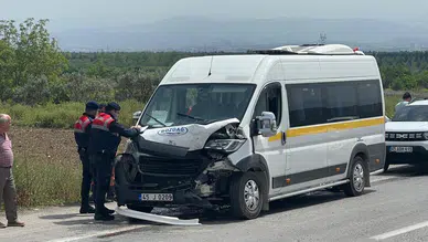 Öğrenci servisleri çarpıştı! Yaralılar var