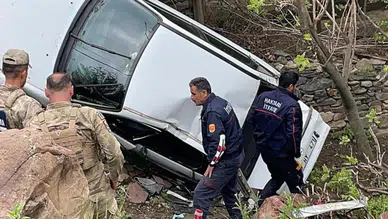 Otomobil şarampole yuvarlandı, 4 yaralı var!
