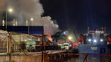 Zonguldak liman sahasında iş makinesi alev aldı
