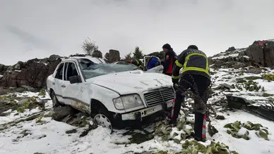 Otomobil, 60 metrelik uçuruma yuvarlandı!