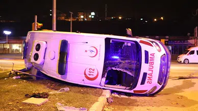 Çanakkale'de ambulans ile otomobil çarpıştı