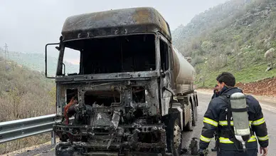 Şırnak'ta hareket halindeki akaryakıt tankeri alev aldı