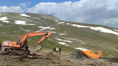Doğal gaz borusuna yıldırım düştü, yangın çıktı!