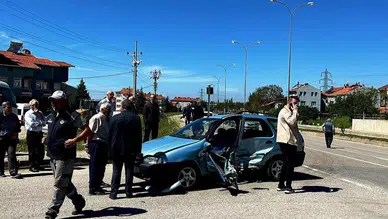 Kütahya'da çarpışan otomobiller hurdaya döndü!