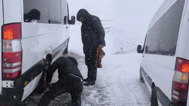 Erzurum'da kar ve tipi! Araçlar yolda kaldı