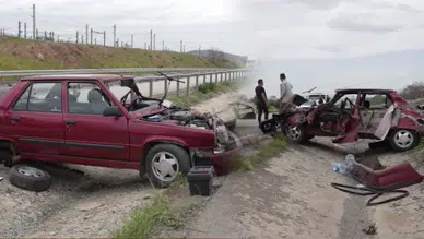 Bariyerlere çarpan otomobil hurdaya döndü: 2 yaralı var!