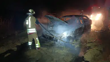 Hatay'da seyir halindeki otomobil küle döndü