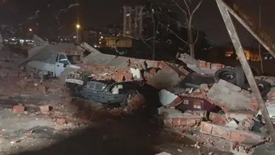 Bursa'da lodos faciası: 10 aracın üzerine duvar devrildi