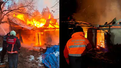 Artvin Şavşat'ta yanan ahşap ev kullanılmaz hale geldi