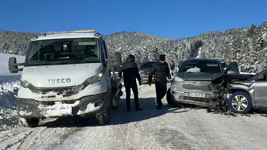 Kartalkaya yolunda kaza: 2 cip kafa kafaya çarpıştı!