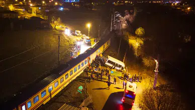Kırıkkale'de raylarda mahsur kalan dolmuşa yolcu treni çarptı!