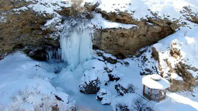 Bayburt'ta dondurucu soğuklar etkili: Sırakayalar Şelalesi buz tuttu