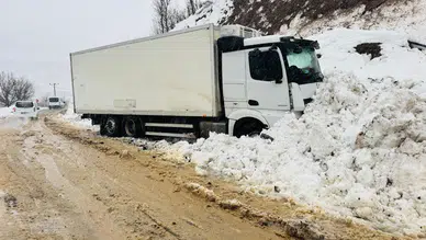 Şırnak'ta buzlanma kazası: 2 yaralı, yüzlerce araç mahsur!