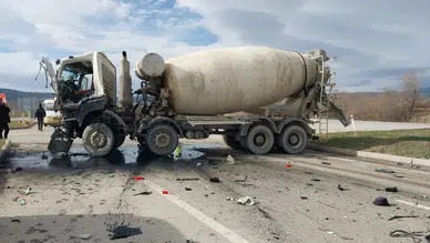 Kütahya'da feci kaza: Beton mikserleri çarpıştı, 2 yaralı!