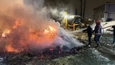 Sakarya’da korkutan yangın: Saman yüklü tır alev alev yandı